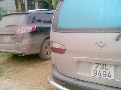 Ảnh chụp hai chiếc xe nói trên tại một quán cà phê