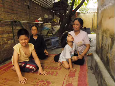 Bà Miền, chị Thu và hai cháu Hiếu, Yến