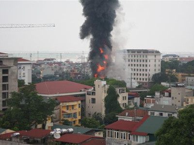 Sơ tán dân khẩn cấp quanh cây xăng cháy