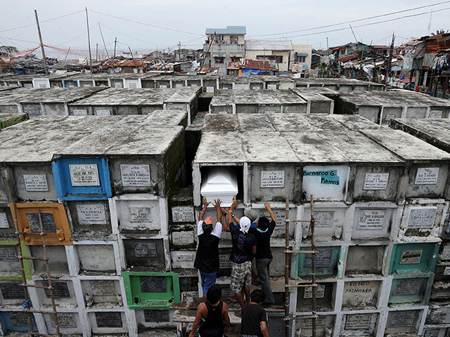 Đặt quan tài vào mộ trên cao