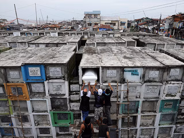 Đặt quan tài vào mộ trên cao