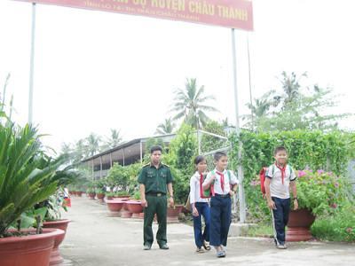 Đưa con nuôi tới trường