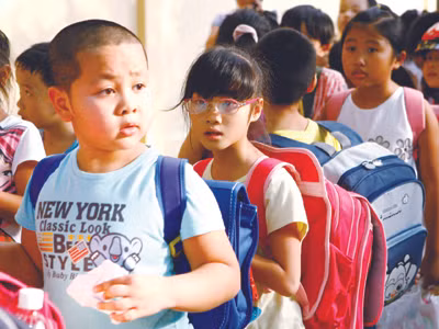 Những chiếc cặp sách khổng lồ như tủ đồ dùng di động là nguyên nhân gây gãy xương, gù lưng