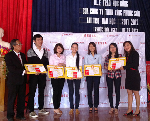 Trao 40 suất học bổng cho SV/HS nghèo vượt khó