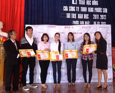 Trao 40 suất học bổng cho SV/HS nghèo vượt khó