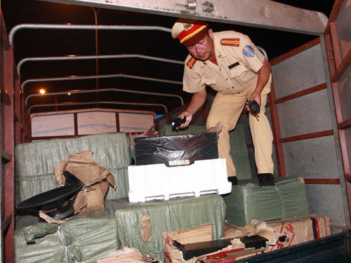 Hàng lậu tràn về Hà Nội