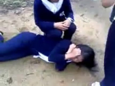 Đánh ghen, lột sạch quần áo 'tình địch' giữa phố