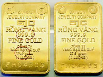 Vàng SJC giả (trái), SJC thật (phải) nhìn bằng mắt thường rất khó phân biệt