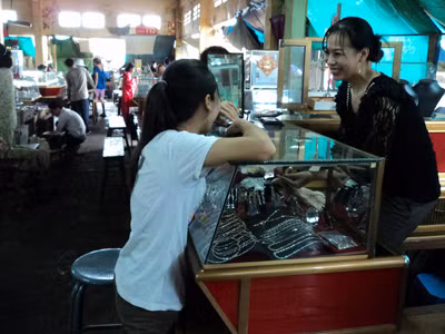 Mua bán vàng như rau ở chợ Campuchia