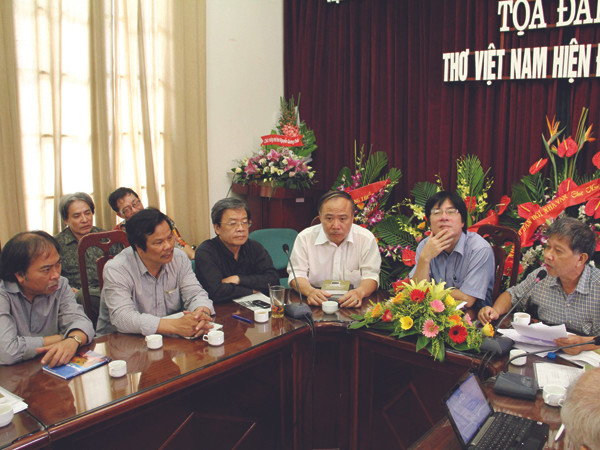 Nguyễn Huy Thiệp (ngoài cùng bên phải) phát biểu về thơ Nguyễn Quang Thiều (ngoài cùng bên trái) Ảnh: Nguyễn Đình Toán