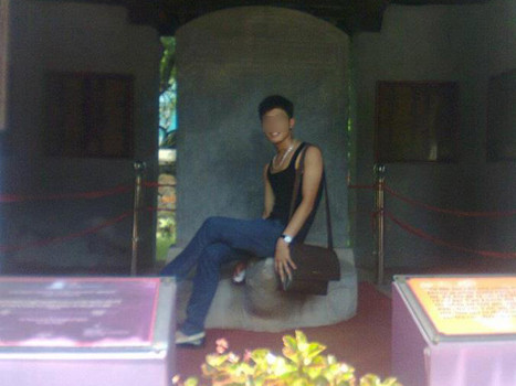 Nam thanh niên ngồi lên đầu rùa trong Văn Miếu