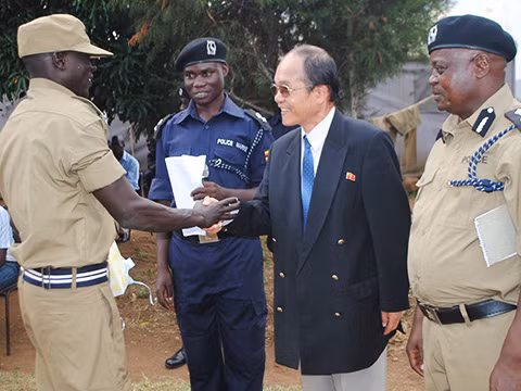 Đại sứ Triều Tiên tại Uganda là Jong Thae Yang bắt tay các lãnh đạo cảnh sát Uganda