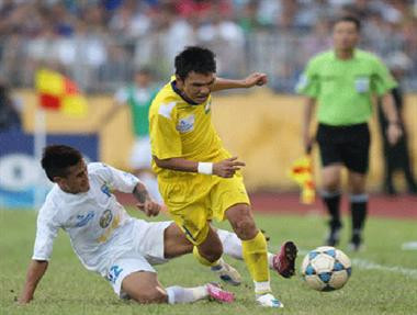 Tiền vệ Hồng Việt của SLNA bị chém trọng thương