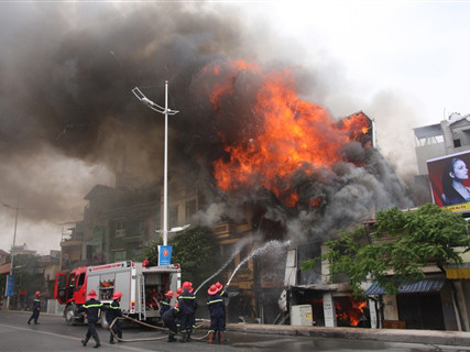 Cận cảnh vụ cháy lớn lan sang gần 10 nhà