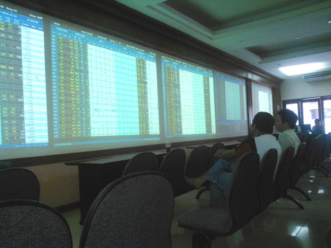 Cổ phiếu ngân hàng: Giảm lãi, 'rớt' nhà đầu tư