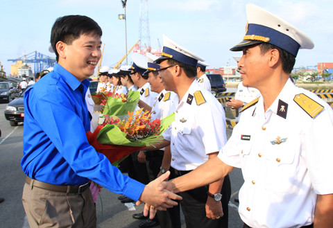 Tàu thanh niên xuất phát đến với Trường Sa