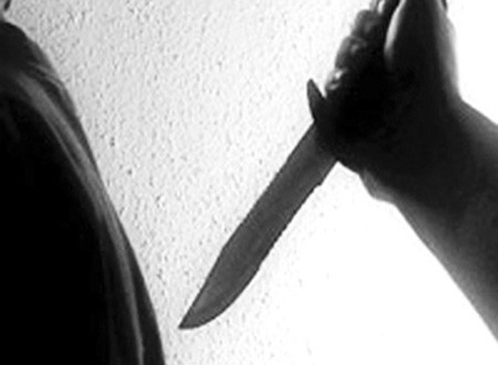 Cầm dao bầu đâm 'tình địch'