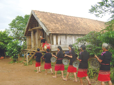 Chim Kơ - tia và chuyện thú vị Ở xứ cồng chiêng