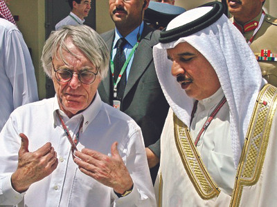 Ông trùm Bernie Ecclestone (đeo kính) đang đứng trước bài toán khó