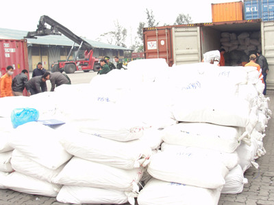 Phát hiện hai container rác công nghiệp