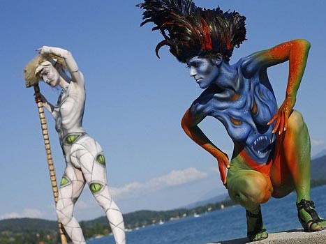 Chiêm ngưỡng tác phẩm nghệ thuật trên… cơ thể nude