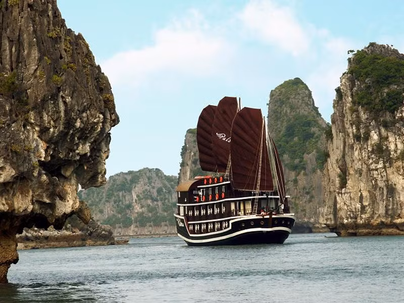 Tàu du lịch trên vịnh Hạ Long
