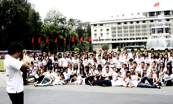 Thanh niên kiều bào thăm Dinh Thống nhất