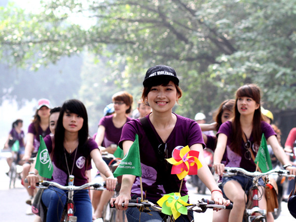 Nữ sinh cưỡi ‘ngựa sắt’ vì môi trường, từ thiện