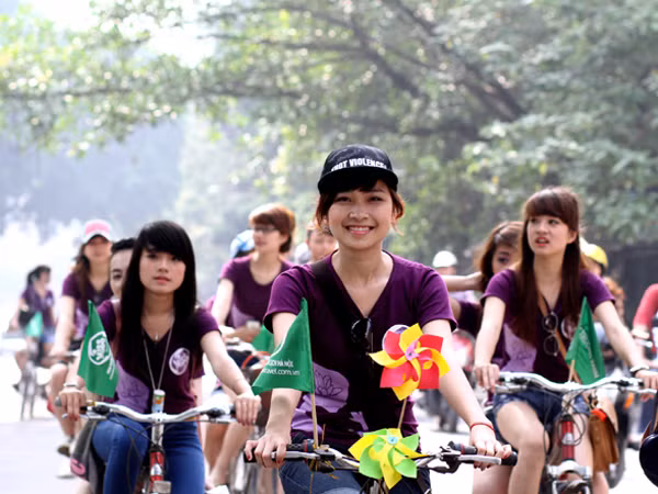 Nữ sinh cưỡi ‘ngựa sắt’ vì môi trường, từ thiện