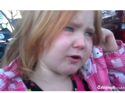 Bé gái 4 tuổi mệt mỏi vì bầu cử tổng thống Mỹ