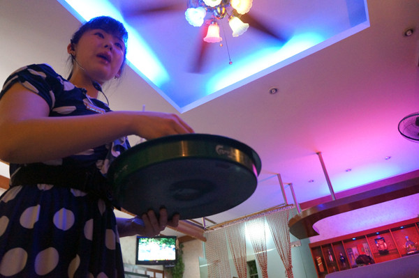 Các nhân viên của nhà hàng Bình Nhưỡng Quán phục vụ rất chu đáo