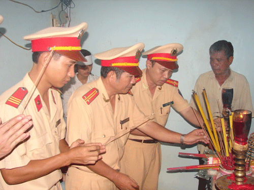 Nhiều ban, ngành, đoàn thể cùng những đồng chí, đồng đội đến thắp nhang tiễn biệt thượng sĩ Việt