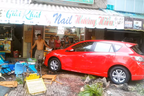 Ô tô ‘viếng’ nhà, cụ bà trọng thương
