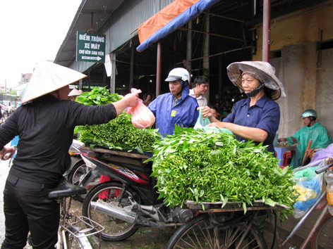Giá thực phẩm tăng vọt trong những ngày mưa bão