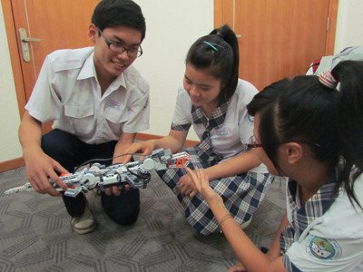 Học sinh thực hành lập trình bằng robot Ảnh: Q.M