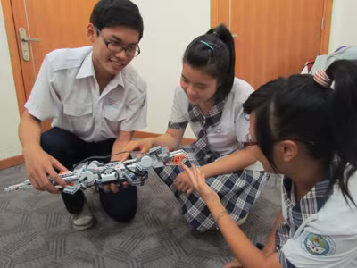 Học sinh thực hành lập trình bằng robot Ảnh: Q.M