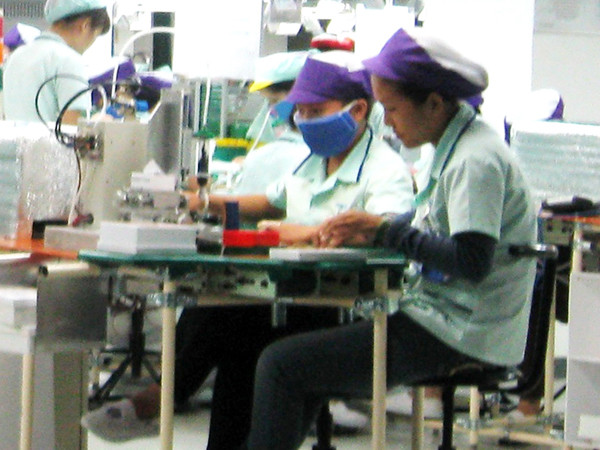 Một công ty có 700 cử nhân làm… công nhân