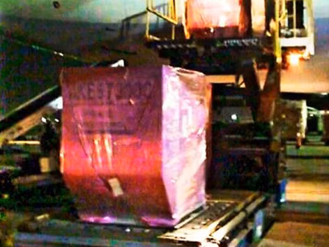 Vào khoảng 3h20 sáng ngày 17/11, một máy bay chở hàng đi từ Việt Nam tới sân bay quốc tế Đào Viên, Đài Loan bị giới chức kiểm tra kiện container. Ảnh: LibertyTimes