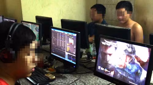 Các bạn trẻ đang chơi games online
