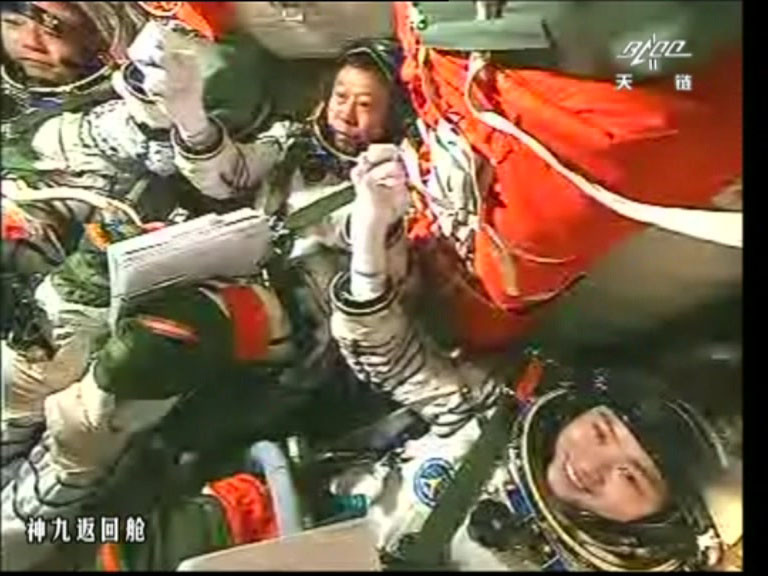 Tàu vũ trụ Thần Châu 9 lắp ghép thành công