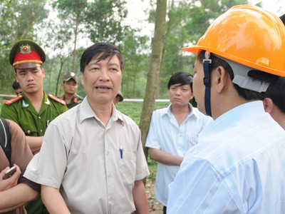 Phó Chủ tịch UBND tỉnh Thái Nguyên Đặng Viết Thuần trao đổi với Chủ tịch tỉnh Dương Ngọc Long (người đội mũ vàng) về phương án tìm kiếm nạn nhân Ảnh: Tuấn Nguyễn