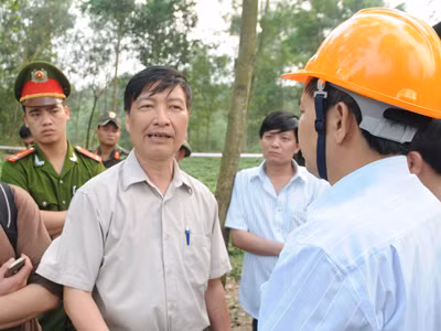 Phó Chủ tịch UBND tỉnh Thái Nguyên Đặng Viết Thuần trao đổi với Chủ tịch tỉnh Dương Ngọc Long (người đội mũ vàng) về phương án tìm kiếm nạn nhân Ảnh: Tuấn Nguyễn
