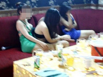 Tủi nhục phận gái 9X làm “tay vịn”