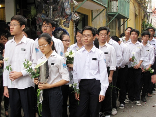 Hàng trăm người tiễn đưa hai nạn nhân vụ nổ ga, sập nhà