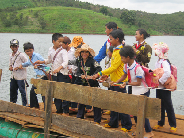 Khi người dân cưỡi bè, đu dây