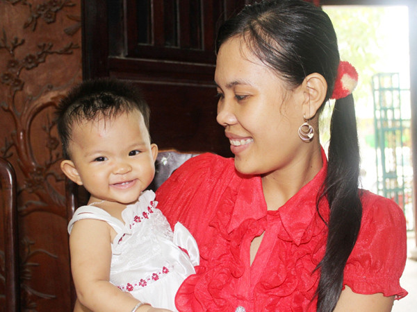 Thủy cùng cô con gái “hải quân” của mình. Ảnh: N.H