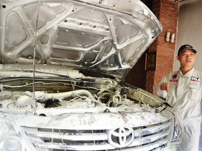 Chiếc xe hiệu Fortuner của ông Nghĩa cháy rụi phần ca pô Ảnh: N.O