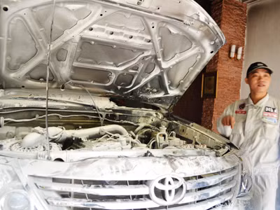 Chiếc xe hiệu Fortuner của ông Nghĩa cháy rụi phần ca pô Ảnh: N.O