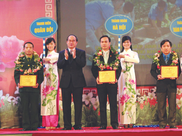 Phó Thủ tướng Nguyễn Thiện Nhân dự lễ tuyên dương 10 công trình thanh niên tiêu biểu. Ảnh: N.H