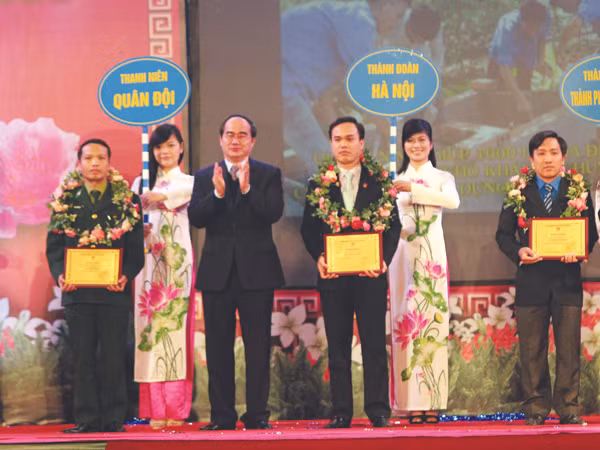 Phó Thủ tướng Nguyễn Thiện Nhân dự lễ tuyên dương 10 công trình thanh niên tiêu biểu. Ảnh: N.H